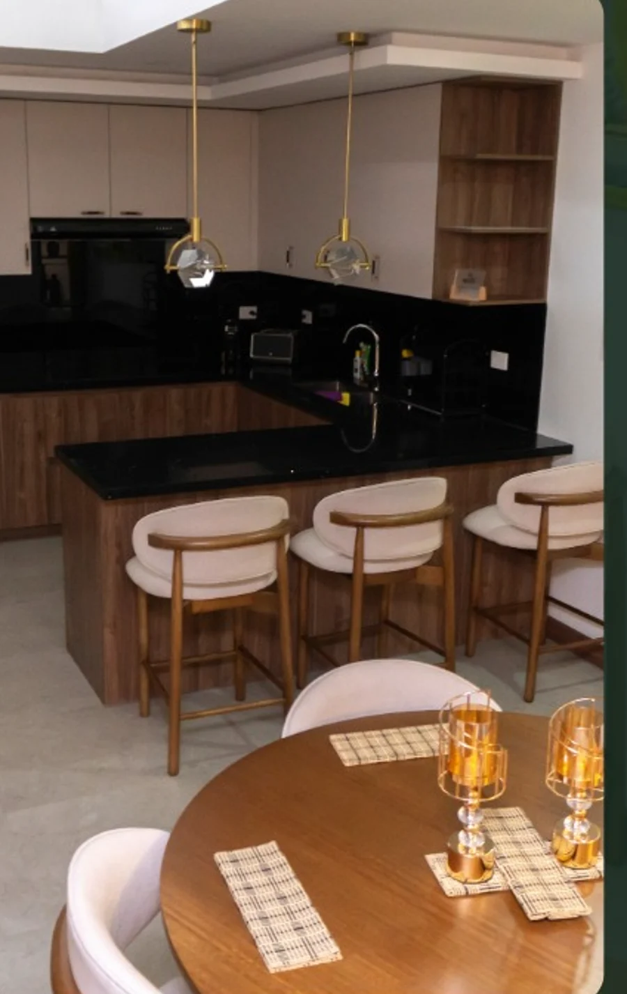 Cocina abierta con isla y taburetes