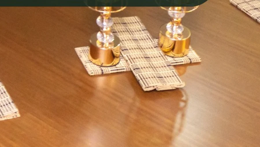 La mesa puesta, con los candelabros dorados