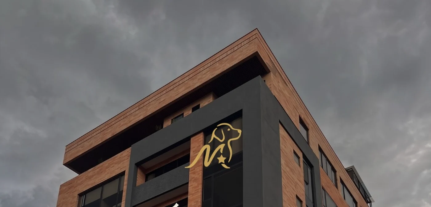 La fachada del edificio con el logo dorado de Maya Golden Suites