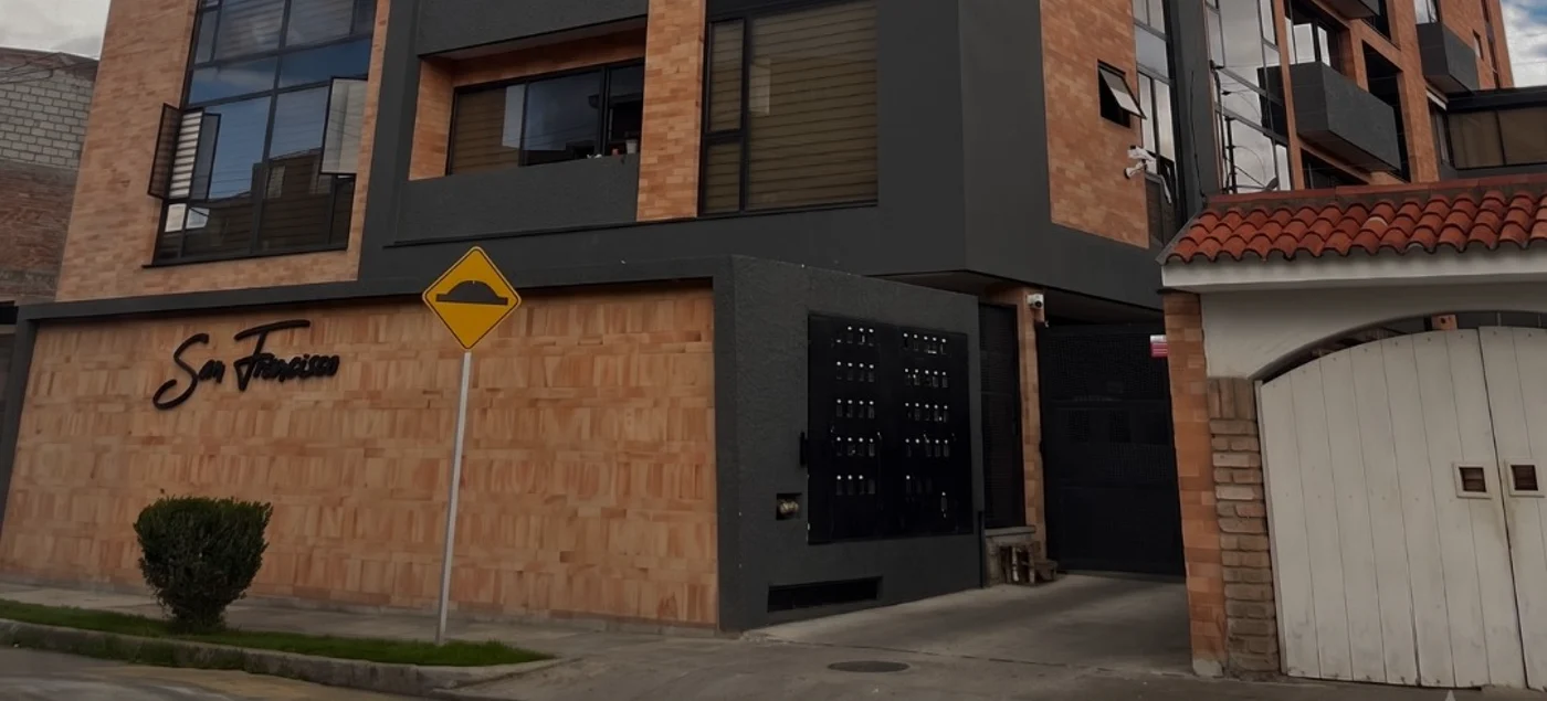 El portal del edificio desde la calle