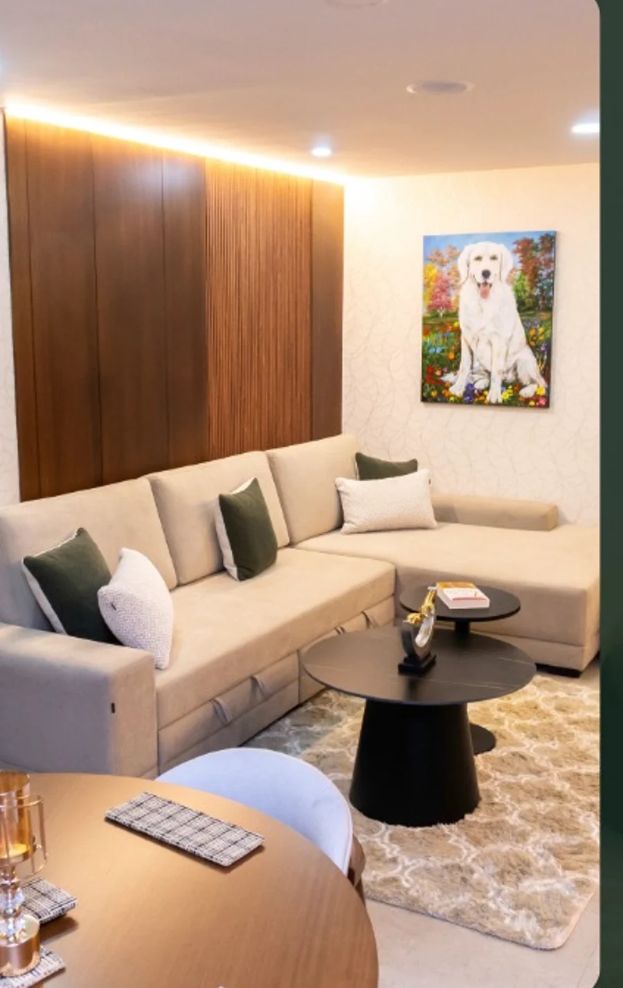 Salón con sofá en L y el cuadro del golden retriever